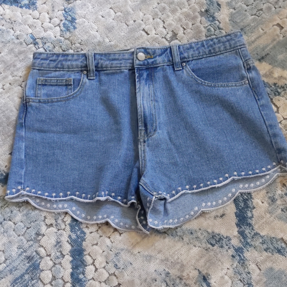 Scallop Edge Denim Shorts